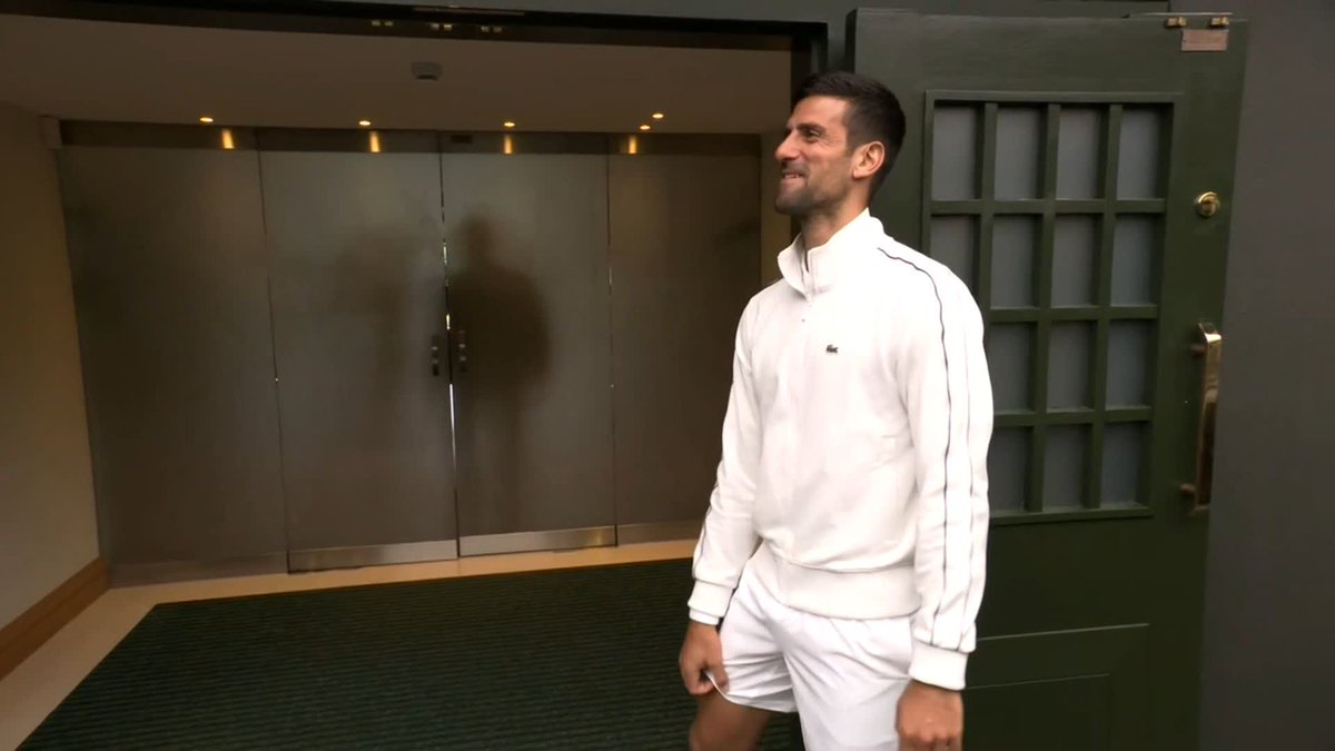 "Blow... we need everybody to help!" 😂 Novak Djokovic's efforts to get Centre Court dry... #Wimbledon