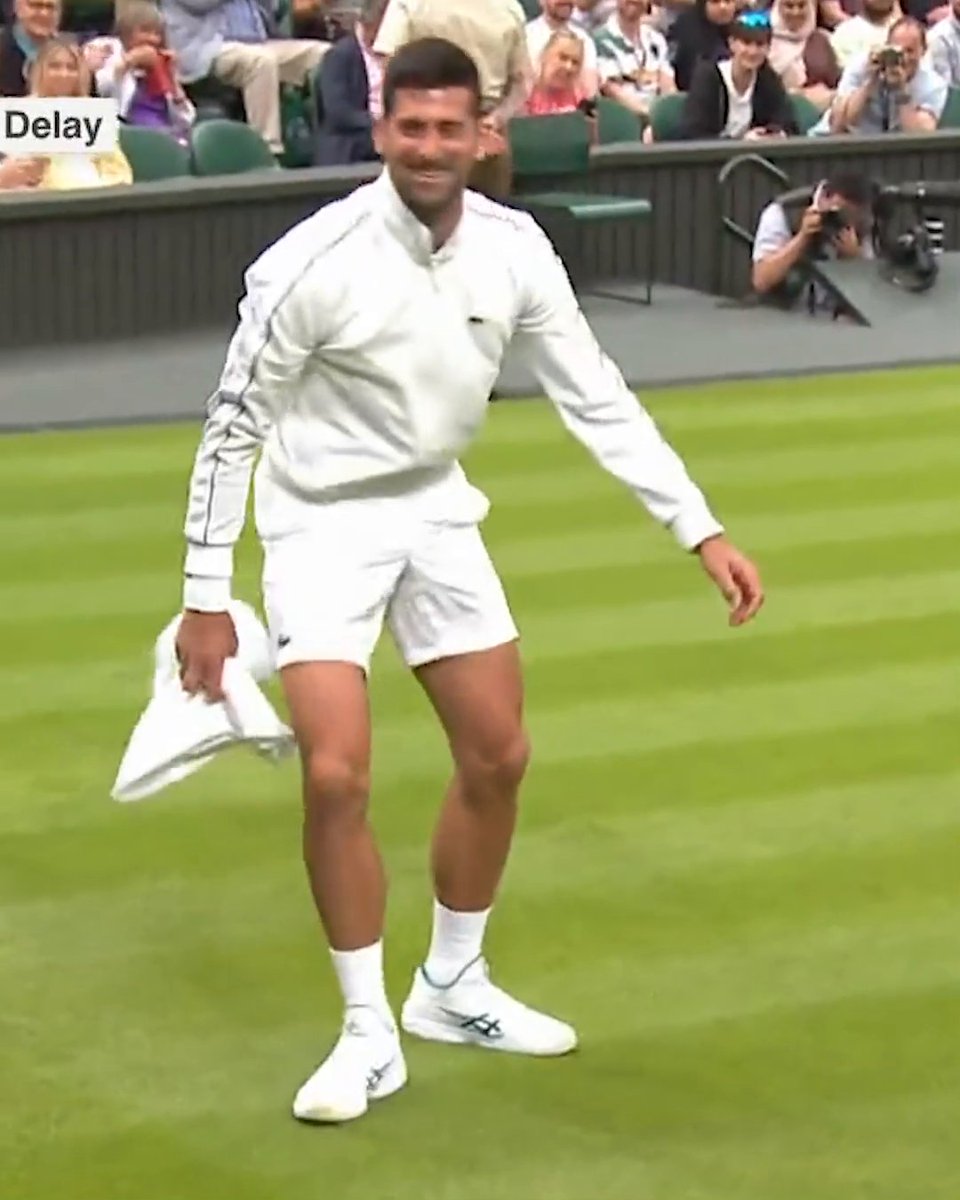 Novak Djokovic is out here trying to dry the court with a towel during the rain delay 😅