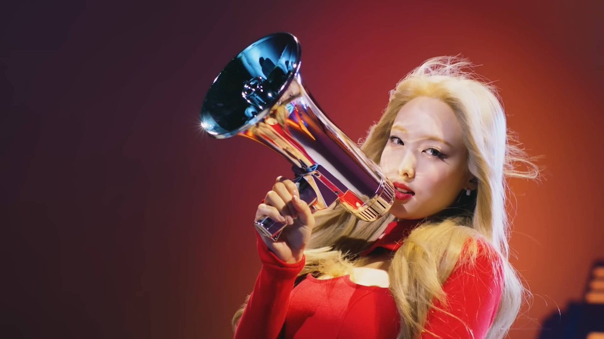 1 year ago today, NAYEON debuted at #7 on the Billboard 200 becoming the first Korean soloist in history to earn a top 10 album on the chart in the US.