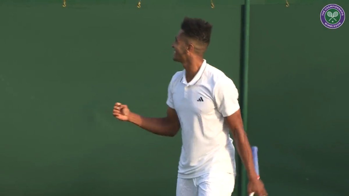 Sealed with a kiss 😚🌱 Lucky loser Michael Mmoh stuns the No.11 seed Felix Auger-Aliassime in four sets, 7-6(4), 6-7(4), 7-6(4), 6-4 🙌 #Wimbledon