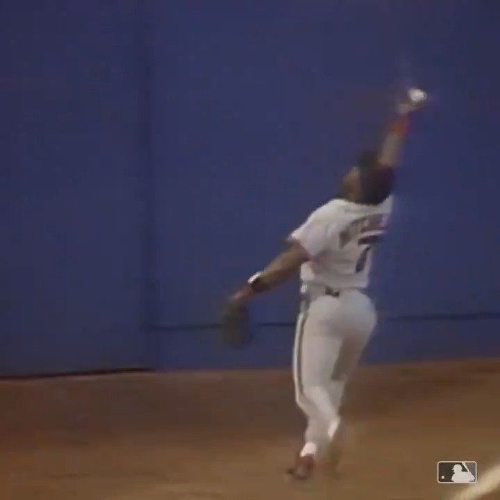 One minute of barehanded web gems to bless your feed