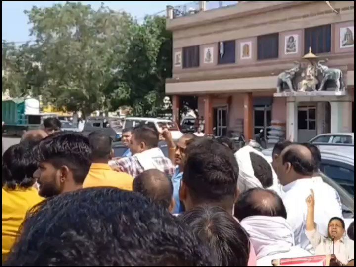 कैथल में मा. वामन मेश्राम साहब का विरोध करने आये ब्राह्मणों को एससी, ओबीसी समाज के लोगों ने सिखाया सबक। बोल पच्चासी जय मूलनिवासी के लगे नारे, गोदी मीडिया इस मामले को दिखाना नही चाहती मेरा तमाम मूलनिवासी साथियों से निवेदन है इस न्यूज़ को आग की तरह फैला दो। #Alluri_125th_Jayanthi