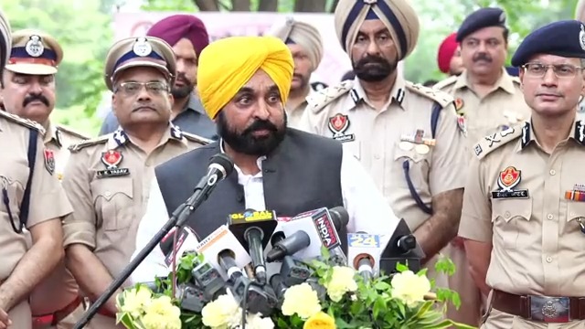 ਕੈਪਟਨ ਸਾਬ੍ਹ ਸਾਢੇ 9 ਸਾਲ ਮੁੱਖ ਮੰਤਰੀ ਰਹਿੰਦੇ ਓਨਾਂ ਪੰਜਾਬ ਨਹੀਂ ਗਏ ਹੋਣਗੇ ਜਿੰਨਾ ਮੈਂ 4 ਦਿਨਾਂ ‘ਚ ਜਾ ਆਉਣਾ ਹਾਂ…ਪਾਰਲੀਮੈਂਟ ‘ਚ ਗਏ ਪੂਰੇ ਭਾਰਤ ‘ਚ ਸਭ ਤੋਂ ਘੱਟ 6% ਹਾਜ਼ਰੀ ਸੀ ਕੈਪਟਨ ਸਾਬ੍ਹ ਦੀ…ਫਿਰ ਇਹ ਕਿਵੇਂ ਕਹਿ ਦਿੰਦੇ ਨੇ ਸਾਨੂੰ ਤਜਰਬੇ ਦੀ ਘਾਟ ਹੈ…