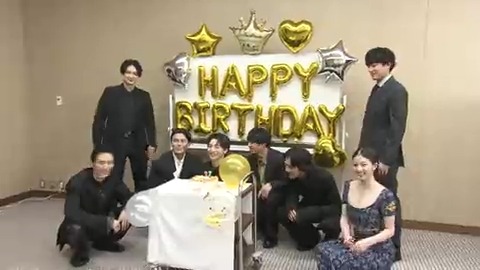 🎂 𝗛𝗔𝗣𝗣𝗬 𝗕𝗜𝗥𝗧𝗛𝗗𝗔𝗬 🎂 実は… 先日の公開記念舞台挨拶時に #高杉真宙 さんの誕生日を サプライズでお祝いしました🎉 舞台挨拶の合間も和気あいあいな 仲間たちでした🫡 #東京リベンジャーズ2