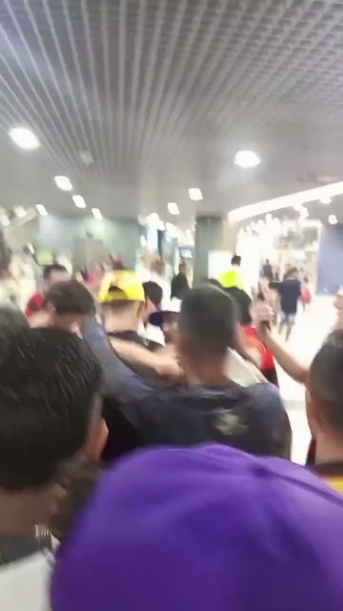 A torcida do Sport foi até o aeroporto, em bom número, esperando a chegada de Diego Souza. Diego Souza não apareceu, mas do nada Alan Ruiz, sim. O novo jogador do Sport, apareceu do nada no aeroporto e foi bem recepcionado pelos torcedores do Sport, que só foram para ver Diego.