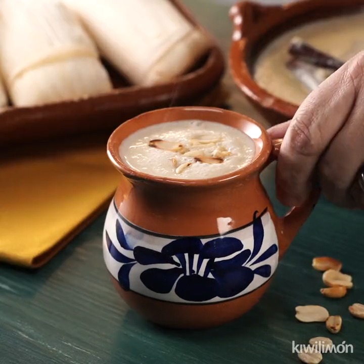 No lo pienses más y atrévete a probar este delicioso atole de cacahuate, el cual está lleno de proteína, ácido fólico y mucho sabor ☕️ Receta 👉 #kiwilimon