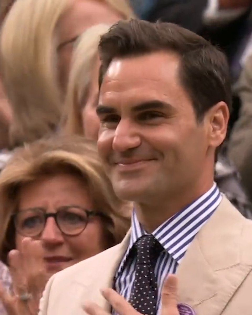 Roger Federer received a standing ovation as he made his entrance at #Wimbledon 👏