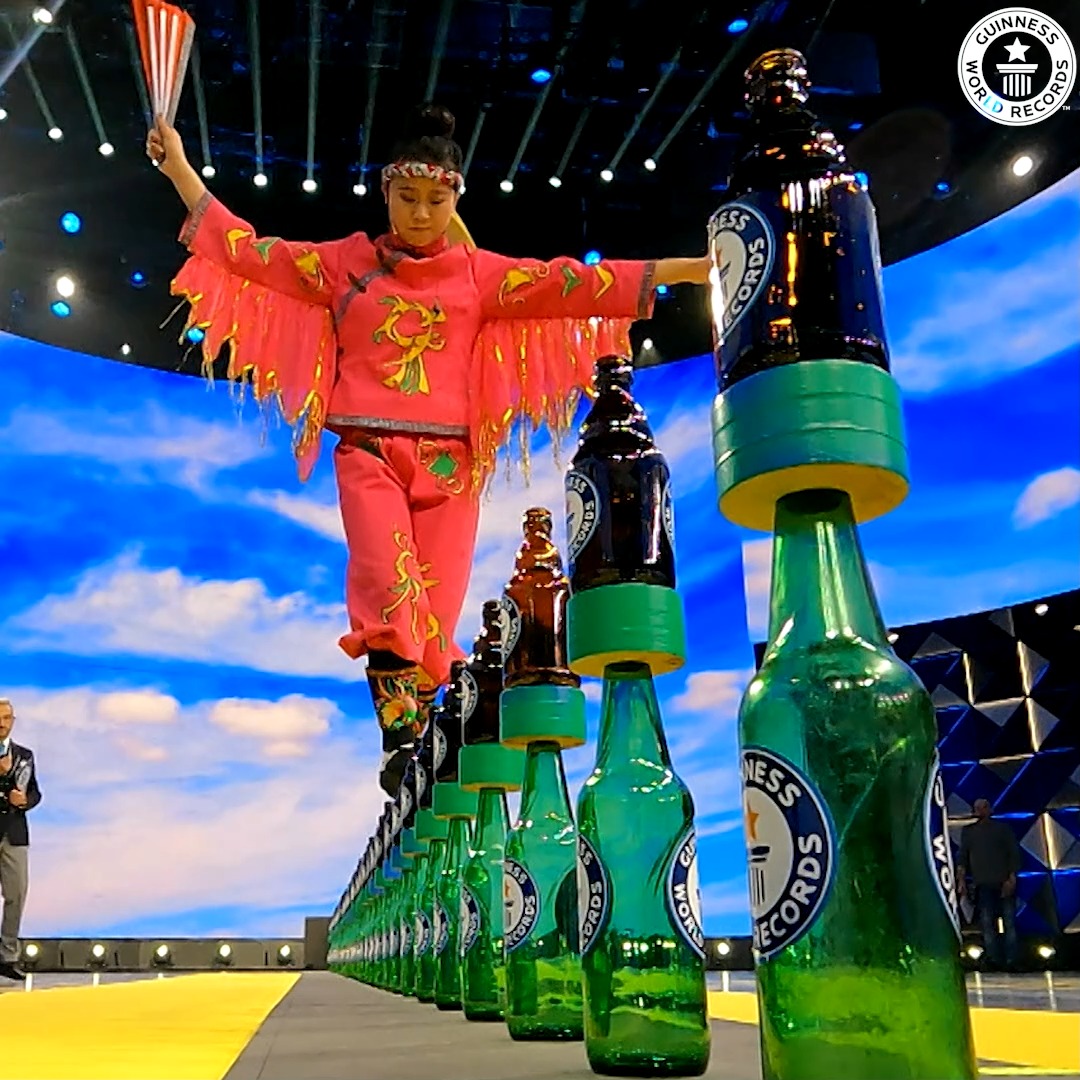 New record: Fastest time to walk 10 m on glass bottles stacked on glass bottles - 2 minutes and 19 seconds by Tang Yuhui 🇨🇳 An intense record achieved on the set of Lo Show Dei Record in Italy 💪