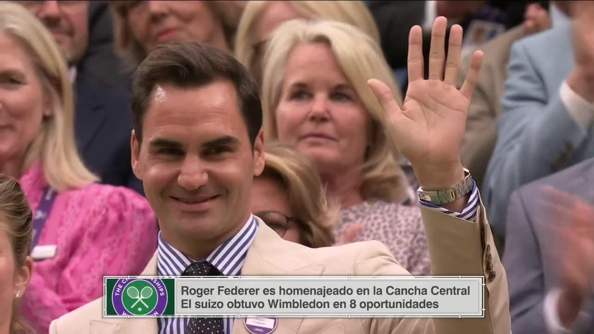 Así fue recibido Roger Federer en la cancha central de #Wimbledon. Como la leyenda que es. Su Majestad. De pie.