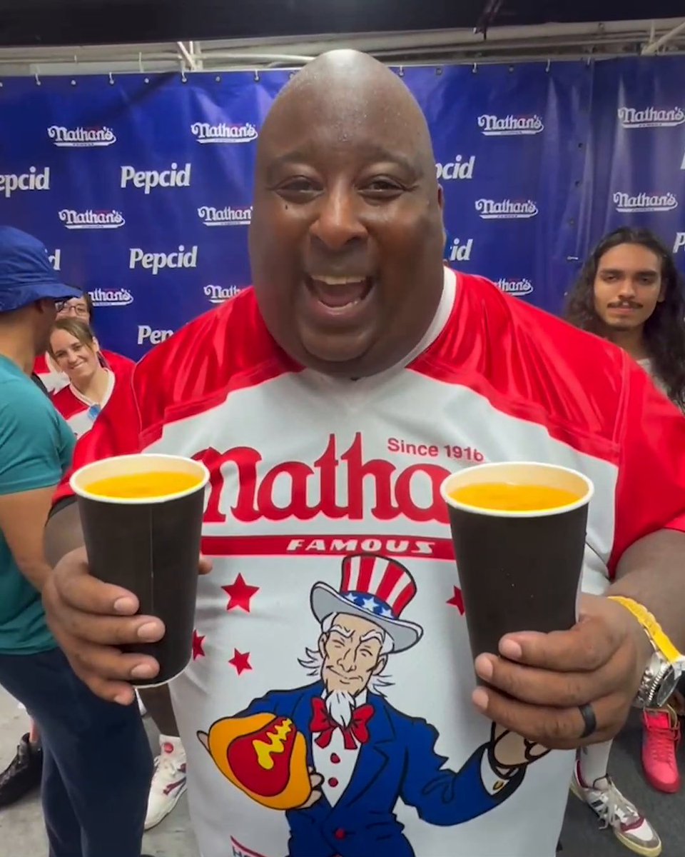 Eric "Badlands" Booker wasn't going to let the lightning delay stop him from this epic double-lemonade chug 👏