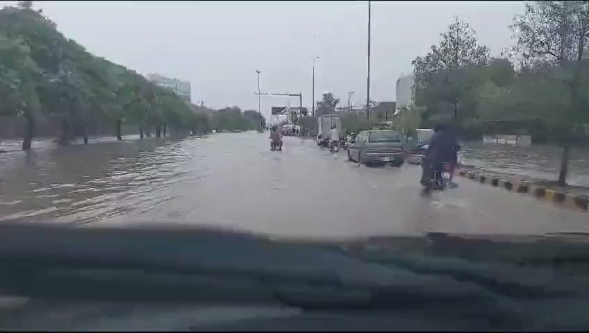 نگران مشیر کھیل وہاب ریاض کا کمال شاہانہ انداز ، بڑی گاڑی میں بیٹھ کر نکاسی آب کا جائزہ اور شہریوں پر پانی پھینکتے رہے۔۔۔ #Wahabriaz #lahorerain