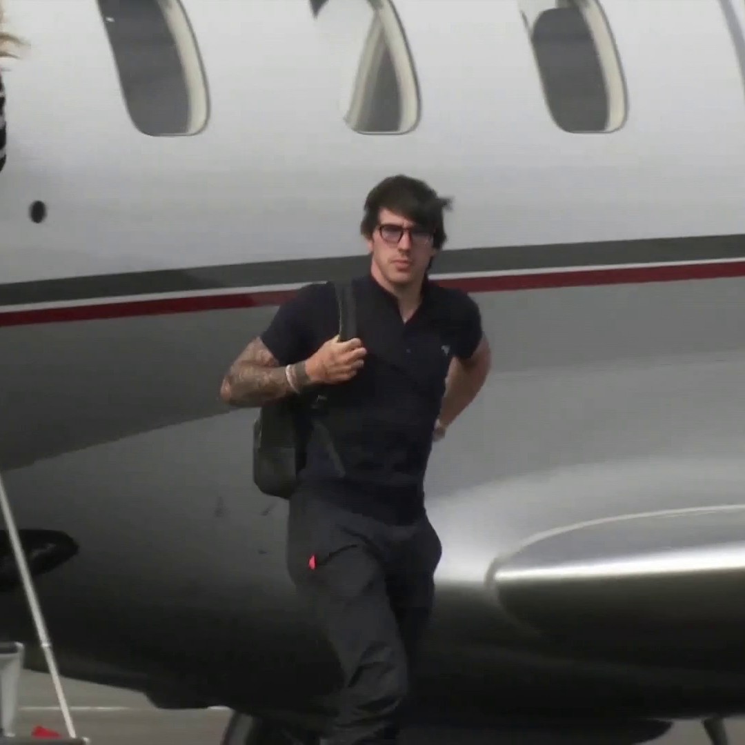 Sandro Tonali arriving in Newcastle for the first time...✈️⚫️⚪️