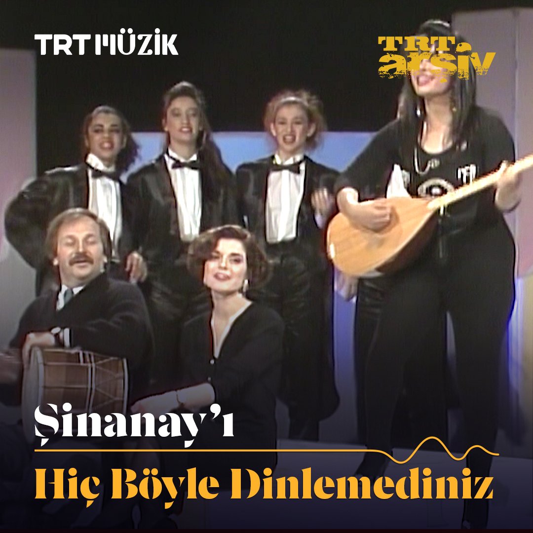 Efsane kadro, “Şinanay” şarkısını söylüyor! 😍 Nuray Hafiftaş, Mustafa Topaloğlu, Süreyya Davulcuoğlu, Şakir Öner Günhan, Canan Başkaya, Mahmut Tuncer, Nursaç Doğanışık ve Kamil Sönmez… 🙌 🎤 TRT Arşiv