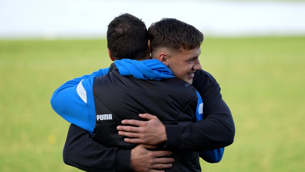 "I'm very proud of you mate ... it's a long time coming." 🫂 Father and son moments don't come much more precious than this 🥺 📝: #Kangas