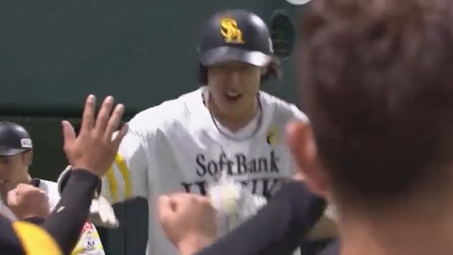 打った瞬間の特大アーチ‼️🌈 福岡ソフトバンク #柳田悠岐 選手、右中間スタンドに飛び込む第13号となる先制2ランホームラン🚀✨ #sbhawks 福岡ソフトバンクホークス（公式） 👇ライブ配信はこちらから！