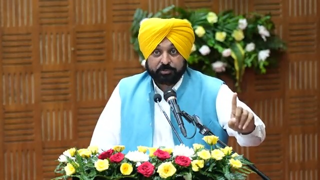 UPSC ਦੀ ਕੋਚਿੰਗ ਲਈ ਅਸੀਂ ਪੰਜਾਬ ਸਰਕਾਰ ਵੱਲੋਂ 8 ਕੋਚਿੰਗ ਸੈਂਟਰ ਖੋਲ੍ਹਾਂਗੇ…ਮੁਫ਼ਤ ‘ਚ ਉੱਚ ਪੱਧਰੀ ਕੋਚਿੰਗ ਨੌਜਵਾਨਾਂ ਨੂੰ ਦੇਵਾਂਗੇ…ਰਹਿਣ ਲਈ ਹੋਸਟਲ ਦਾ ਵੀ ਪ੍ਰਬੰਧ ਕਰਕੇ ਦੇਵਾਂਗੇ…ਪੜ੍ਹਨ ਲਈ ਲਾਇਬਰੇਰੀਆਂ ਬਣਾ ਰਹੇ ਹਾਂ…ਅਸੀਂ ਨੌਜਵਾਨਾਂ ਦੇ ਹੱਥਾਂ ‘ਚ ਡਿਗਰੀਆਂ, ਲੈਪਟੌਪ ਤੇ ਨਿਯੁਕਤੀ ਪੱਤਰ ਦੇਖਣਾ ਚਾਹੁੰਦੇ ਹਾਂ…