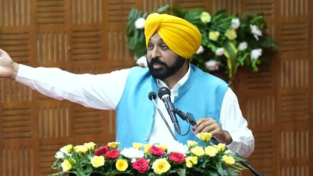 ਅੱਜ ਵੀ ਪੰਜਾਬ ਦੇ ਖੇਤਾਂ ‘ਚ ਉਹੀ ਖੰਬੇ, ਮੋਟਰਾਂ, ਜੈਂਪਰ ਤੇ ਟਰਾਂਸਫਾਰਮ ਨੇ…ਅਧਿਕਾਰੀ ਵੀ ਬਿਜਲੀ ਬੋਰਡ ‘ਚ ਉਹੀ ਨੇ…ਪਹਿਲਾਂ ਖੇਤਾਂ ਵਾਲੀ ਬਿਜਲੀ ਕਦੇ ਆ ਗਈ ਕਦੇ ਨਾ ਆਈ…ਇਹੀ ਹਾਲ ਰਹਿੰਦਾ ਸੀ…ਨੀਅਤ ਸਾਫ਼ ਹੋਣੀ ਚਾਹੀਦੀ ਹੈ…ਅਸੀਂ ਵੀ ਤਾਂ 15-16 ਬਿਜਲੀ ਦਿੱਤੀ ਹੈ…ਐਵੇਂ ਪਹਿਲਾਂ ਵਾਲੇ ਕਿਸਾਨਾਂ ਨੂੰ ਖੱਜਲ ਕਰਦੇ ਰਹਿੰਦੇ ਸੀ…