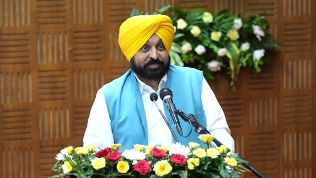 ਅਕਾਲੀ-ਭਾਜਪਾ ਵਾਲੇ ਜੋੜ-ਤੋੜ ਕਰ ਰਹੇ ਨੇ ਆਪਣੀਆਂ ਕੁਰਸੀਆਂ ਲਈ…ਮੈਂ ਜੋੜ ਤੋੜ ਕਰ ਰਿਹਾ ਹਾਂ ਨੌਜਵਾਨਾਂ ਨੂੰ ਨੌਕਰੀਆਂ ਦੀਆਂ ਕੁਰਸੀਆਂ ਲਈ…ਅੱਜ ਕੱਲ੍ਹ ਲੋਕ ਸਿਆਣੇ ਨੇ…ਇਹਨਾਂ ਦੀਆਂ ਚਾਲਾਂ ਨੂੰ ਸਭ ਸਮਝਦੇ ਨੇ..