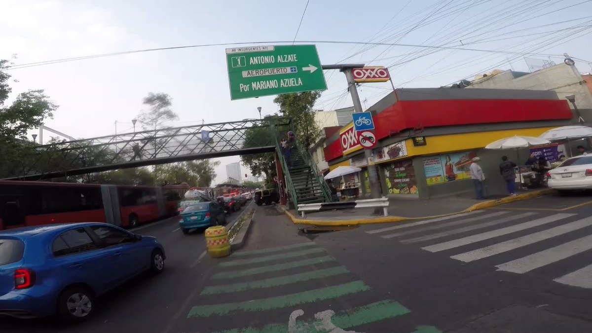 El típico gandalla, queriendo ser chingon, chingando a los demás. CV Insurgentes frente a Forum Buenavista. Hay que reforzar presencia Unidad de Contacto del Secretario SSC CDMX #TránsitoCDMX