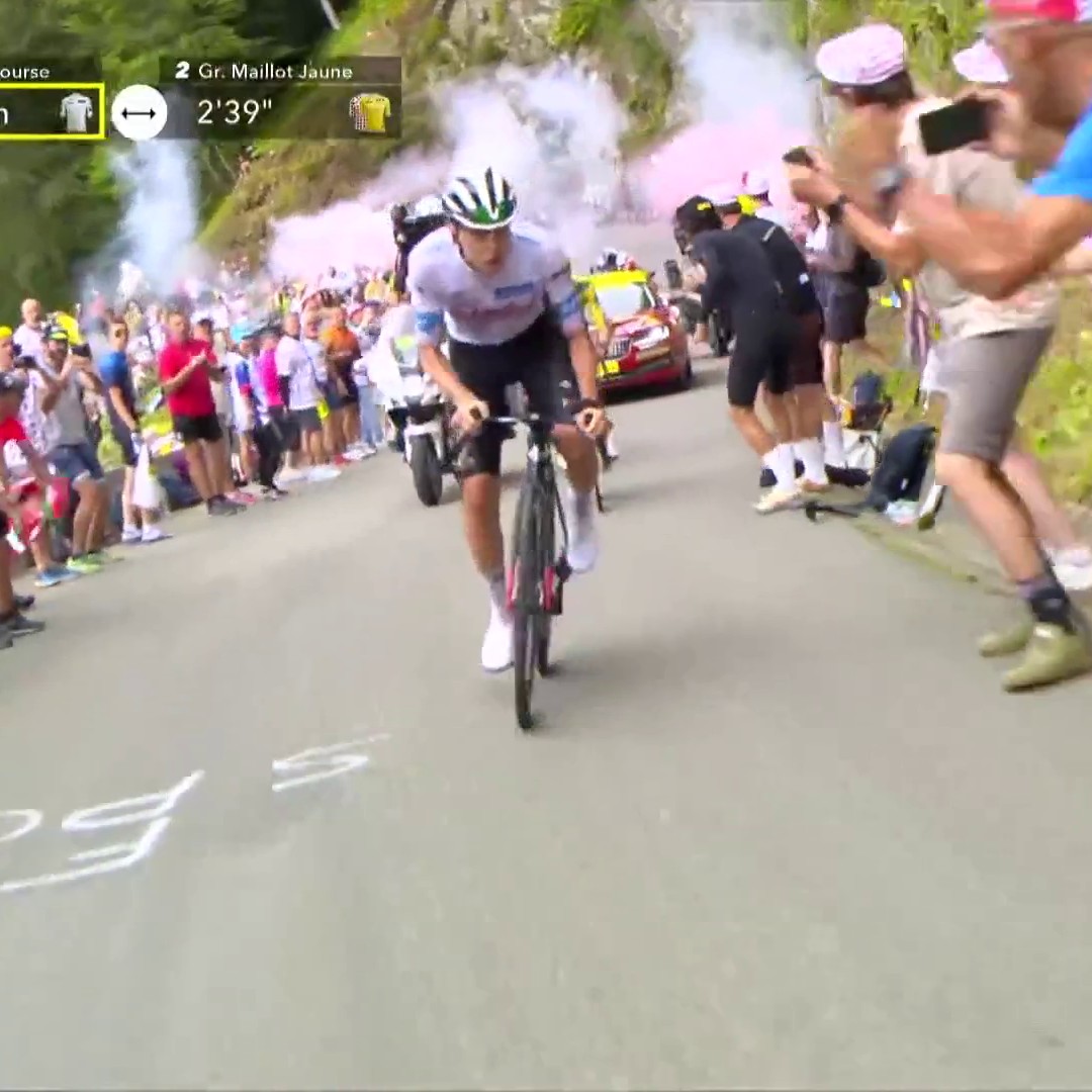 INCREDIBLE SCENES 😲 Tadej Pogacar 𝐁𝐋𝐀𝐒𝐓𝐒 his way past his Jonas Vingegaard!!! 🤯 #TDF2023