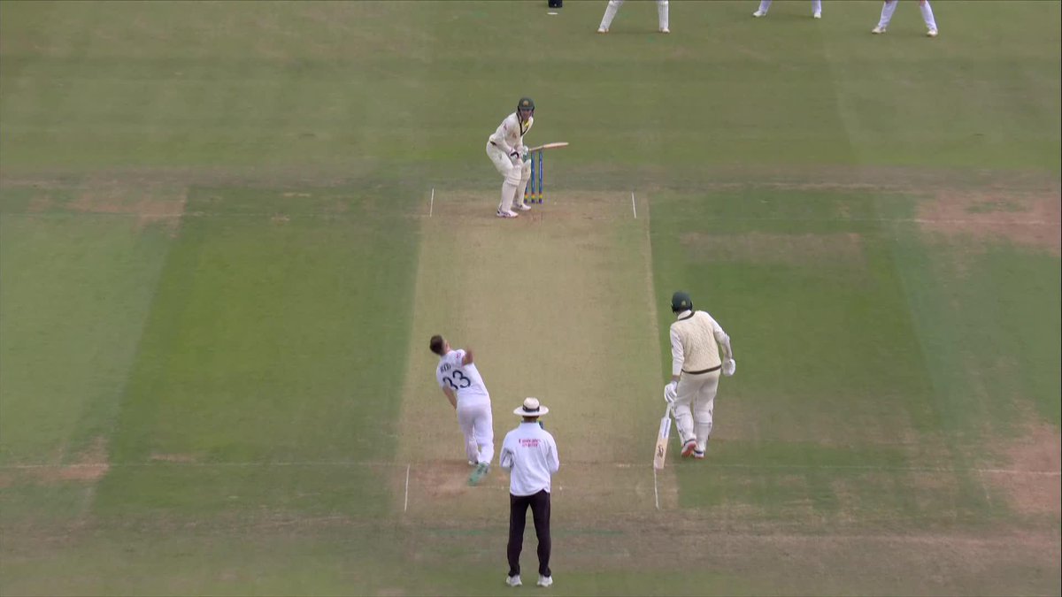 𝗕𝗮𝗰𝗸 in the side. 𝗕𝗮𝗰𝗸 with FIVE wickets! Take a bow, Mark Wood 👏 🏴 #ENGvAUS 🇦🇺 | IG