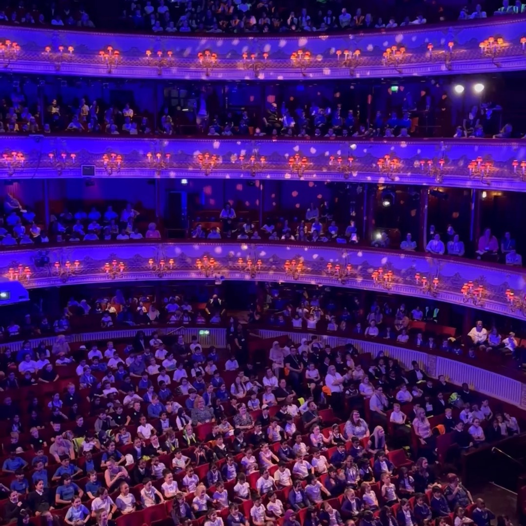 Listen as nearly 2000 children perform The Magic Flute in our auditorium! 🎵 ✨ 33 schools from across London, East Anglia and the West Midlands are celebrating a partnership with @ElliotFndtn that has delivered a year of vital arts-led learning. #EverybodySing #CreateandSing