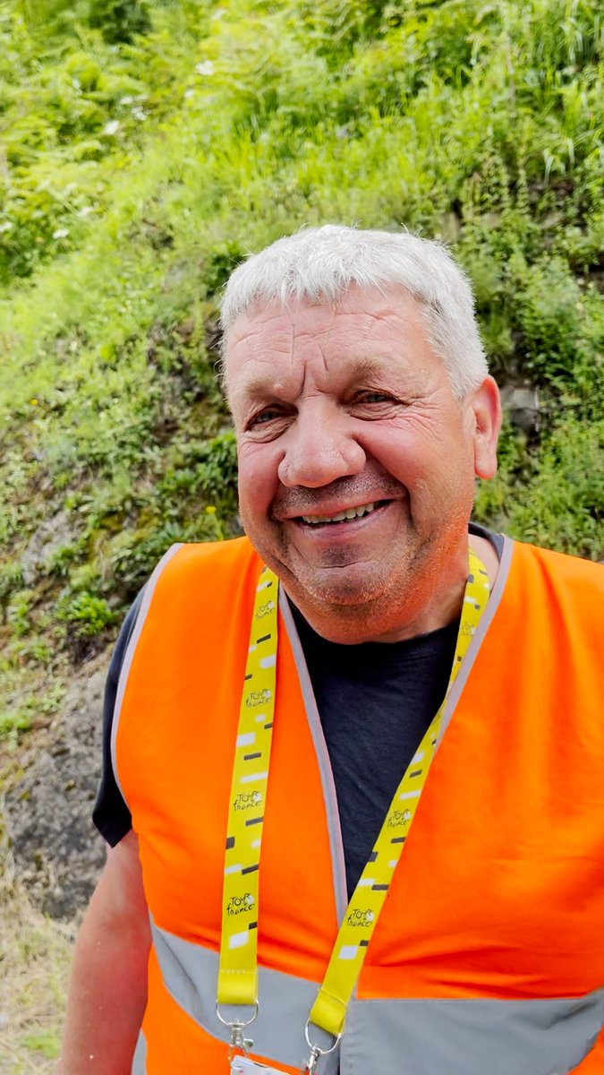Transformer des sexes en hiboux, cacher les messages politiques... Lui, c'est Patoche et son rôle, c’est de nettoyer les routes avant le passage du Tour de France™. Brut l’a suivi pendant une journée. 🚴 Pendant trois semaines, Brut raconte les coulisses du Tour de France.