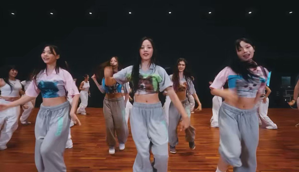 super shy choreography is newjeans most technically challenging choreographies yet. typically their style encourages variation, but super shy is very clean with extremely precise formational changes and synchronization