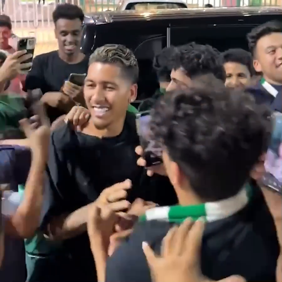 The fans are LOVING Firmino in Saudi Arabia 😅🇸🇦 (via وليد سعيد)