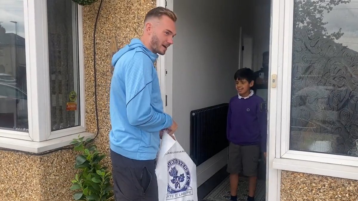 🚐 Ryan Hedges surprised a lucky young fan when he teamed up with our official logistics partner Barcode Logistics to hand deliver the new 23/24 #Rovers home shirt to the address of the first online order. 🔵⚪️