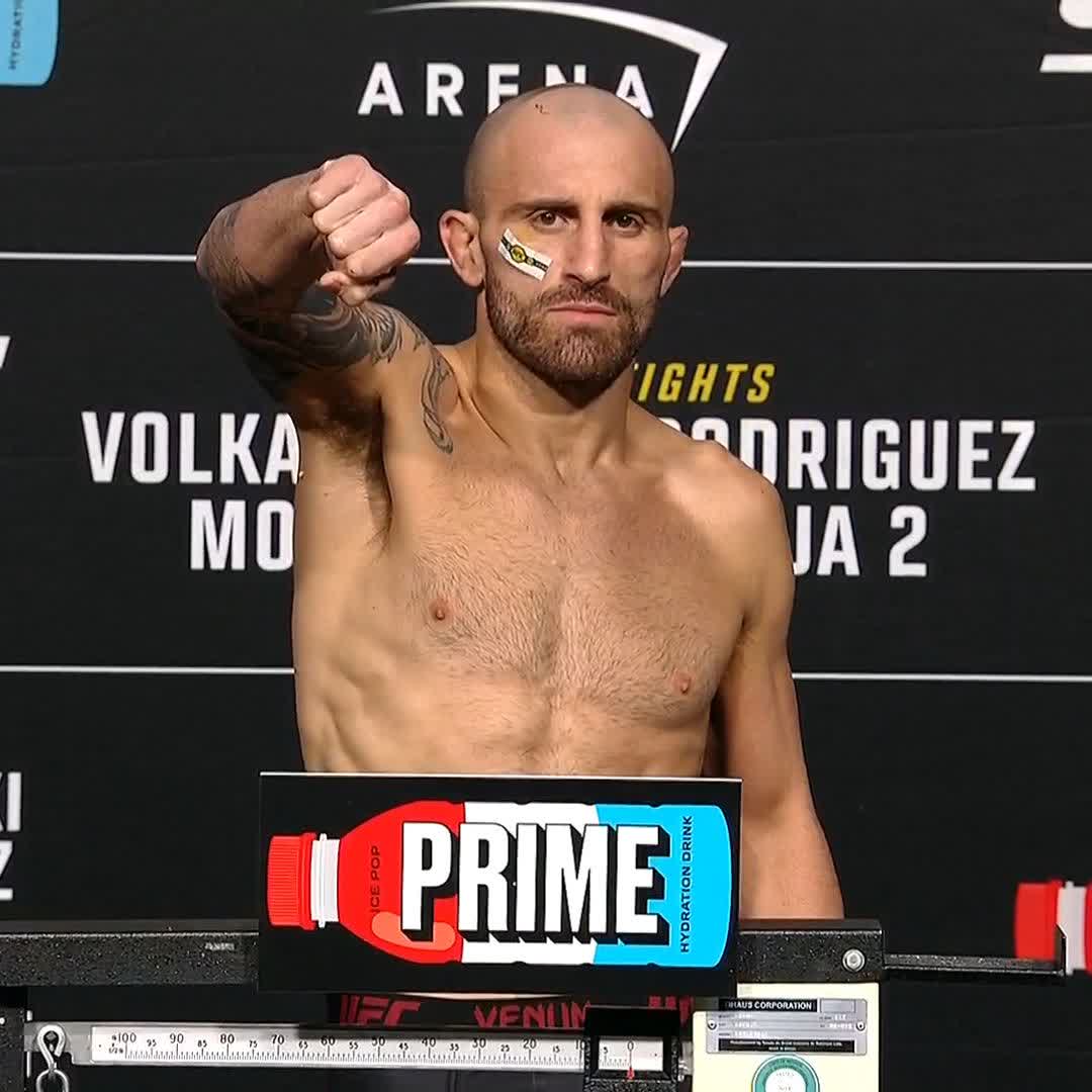 First to the scale for weigh-ins! Featherweight champ Alex Volkanovski in at 144.5lbs for #UFC290 tomorrow 💪