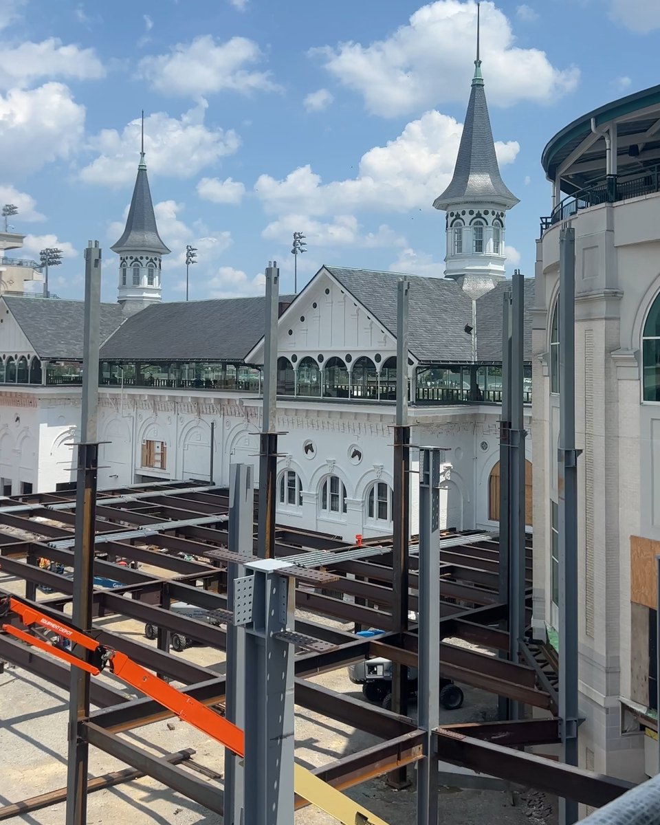 The beams are going in for the BRAND NEW Paddock Club for #KyDerby 150! 🏇