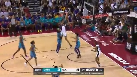 ¡Así llegan los primeros puntos de Victor Wembanyama! Bienvenido a la NBA 👌🏀🖤 San Antonio Spurs
