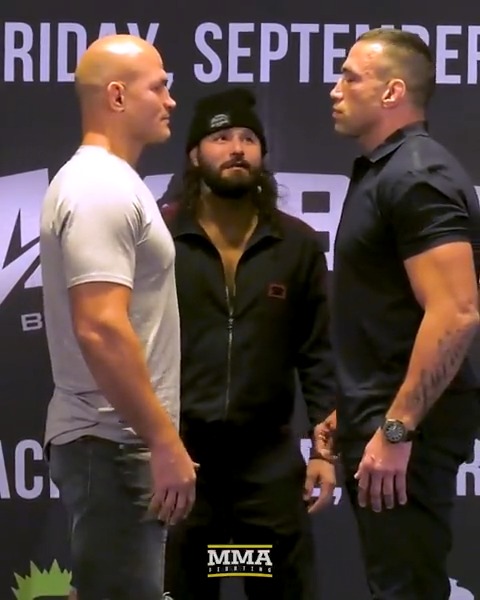 Junior Dos Santos and Fabricio Werdum face off at the press conference for Gamebred Bareknuckle 5 👀