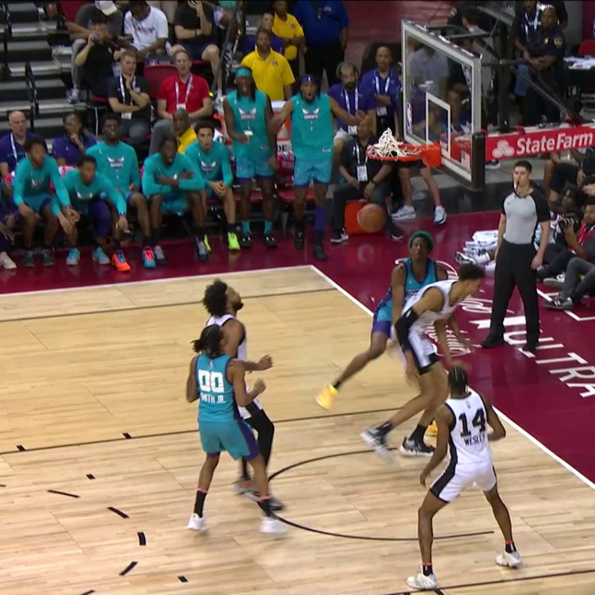 KAI JONES DUNKED ON WEMBY 😳