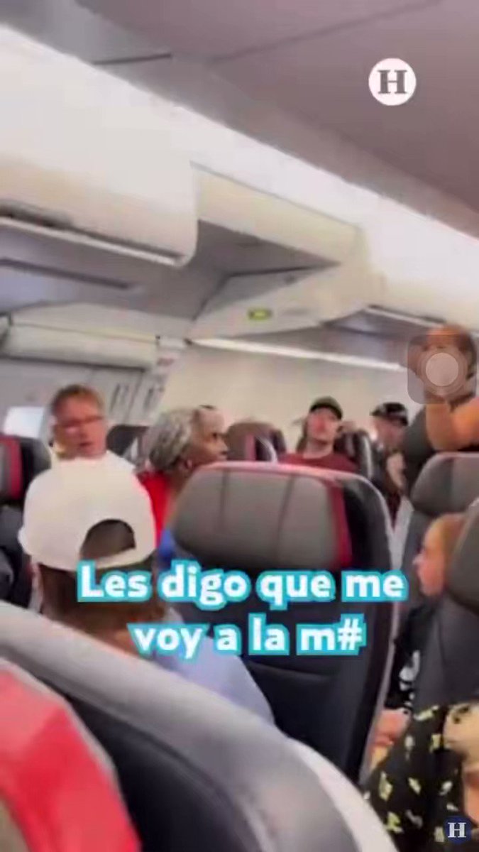 El video que pueden ver a continuación es el de una mujer bastante alterada arriba de un avión. Al parecer, la joven se levantó de su asiento y les dijo a las azafatas que algo no andaba bien, que el hombre que estaba atrás de todo no era normal. Al nadie comprenderla, entra+