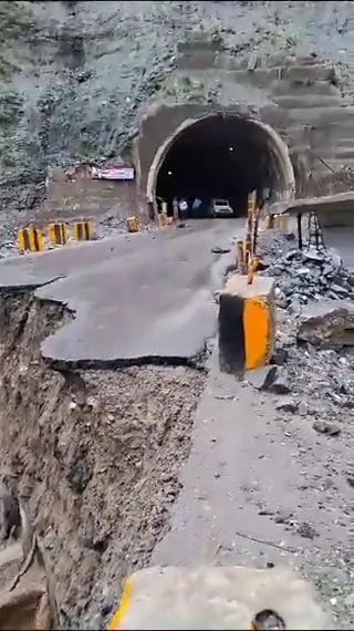 WATCH - Heavy rainfall washes away a road on Jammu Srinagar National Highway connecting T3 and T5 (which bypasses Panthyal tunnel). #Jammu #Srinagar
