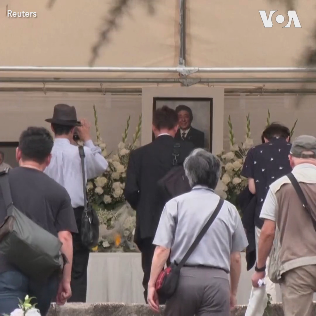日本8日举行前首相安倍晋三被枪杀一周年纪念活动。民众来到东京的一个寺庙鲜花。此前日本首相岸田文雄和其他官员、安倍的遗孀安倍昭惠等在这里举行了私人的纪念仪式。安倍一年前在奈良街头遭到枪击身亡。