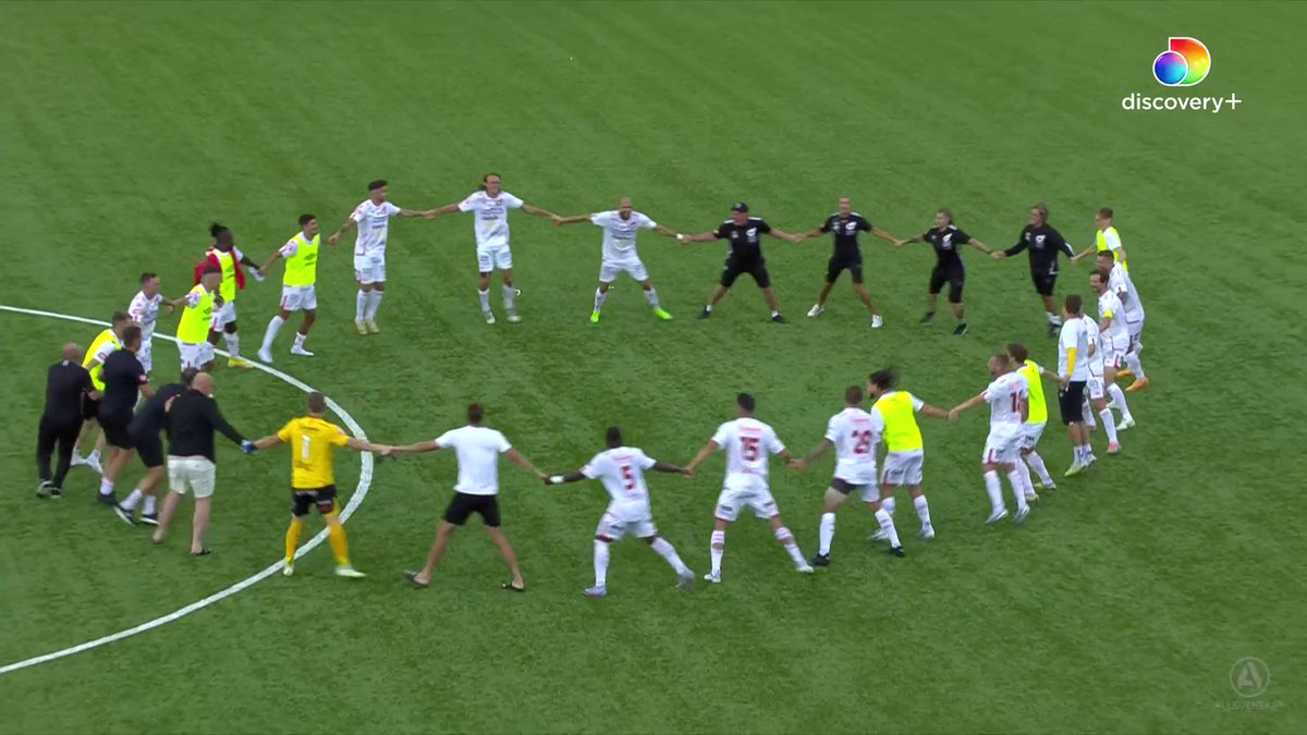 Glada scener från Grimsta IP när Degerfors firar segern mot Brommapojkarna 🔴⚪ ——— 📲 Se alla höjdpunkter på discovery+