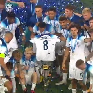 This is lovely ❤️ A special moment in Georgia as our #YoungLions honour Jacob Ramsey, who missed the #U21EURO final through injury.
