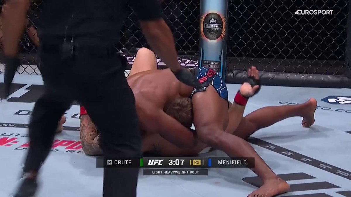 ¡Visto y no visto! Cuidado con la guillotina... y vaya finalización Jimmy Crute pierde por sumisión ante Alonzo Menifield Vaya manera de comenzar la #UFC290 en la APP de Eurosport.es #UFCEurosport