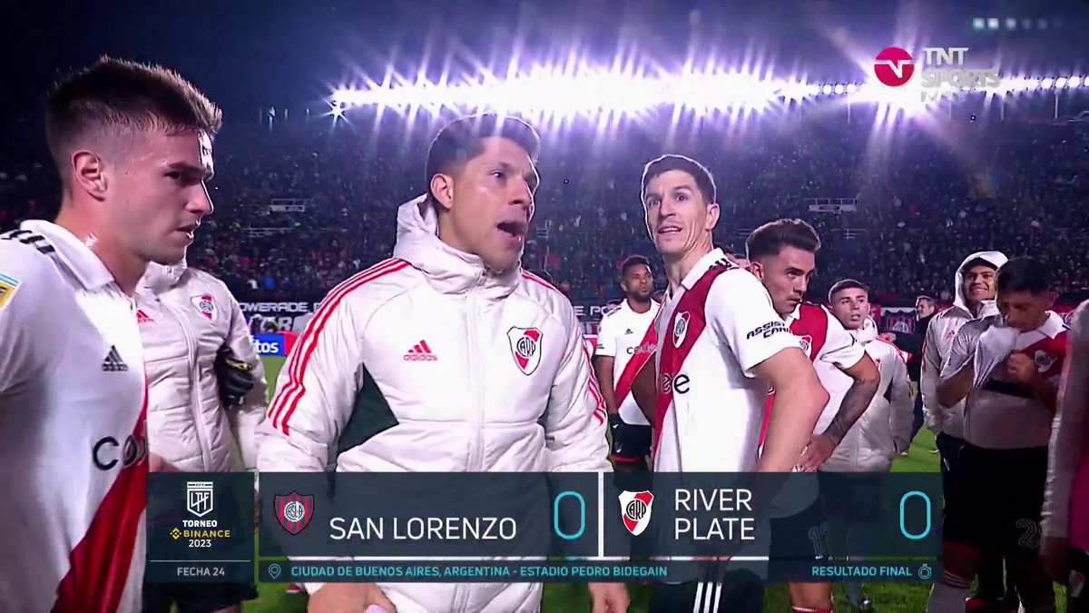 🤣 Esperó a que Batalla esté lejos para boquearlo cuando la cámara lo apunta en todo momento. Que vende humo y cagón que sos, Enzo Pérez.