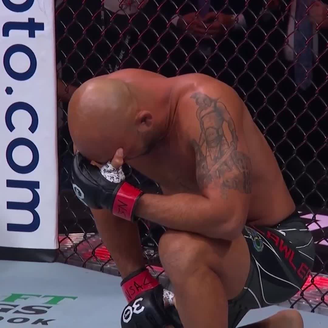 ROBBIE LAWLER FIRST ROUND KNOCKOUT IN HIS RETIREMENT MATCH 🤯🤯🤯 (via UFC)