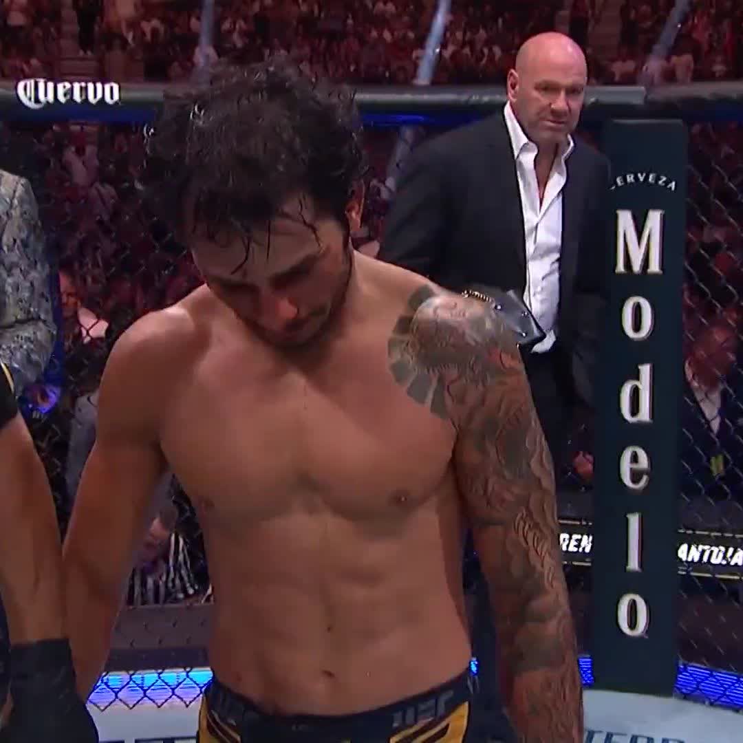 #AndNew Alexandre Pantoja ser lleva el cinturón de las 1️⃣2️⃣5️⃣ libras por decisión dividida luego de 5 brutales rounds 🔥🔥🔥 #UFC290