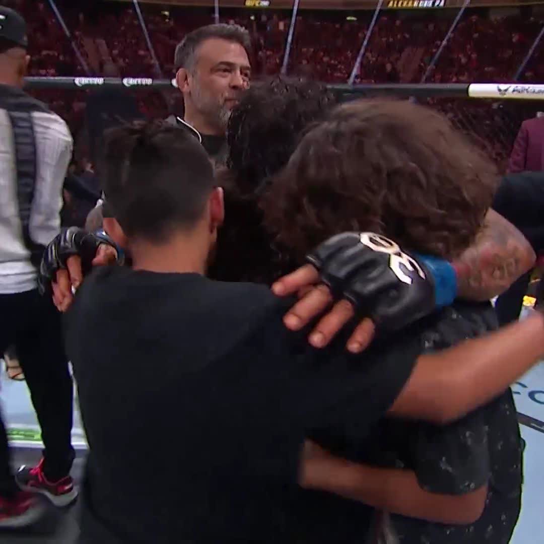 Alexandre Pantoja is embraced by his family in the Octagon 🥹 #UFC290