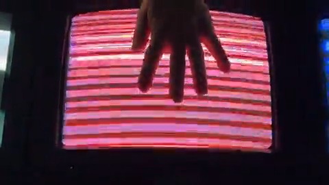 ブラウン管ドラム。ブラウン管テレビの静電気を手でキャッチして身体を通して電気信号をギターアンプに送ることで音を鳴らす📺 #crttvdrums #electronicosfantasticos