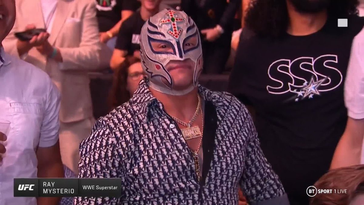 Rey Mysterio getting a MUCH bigger pop than UFC fighters at a UFC event is 🐐 stuff.