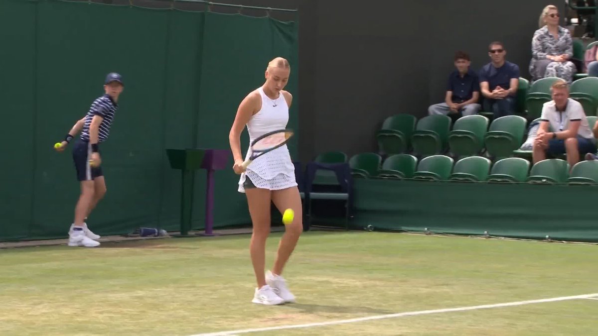 "Ladies and gentlemen... if you are opening a bottle of champagne, don't do it as the players are about to serve" 🍾 The most #Wimbledon warning ever from umpire John Blom 🤣