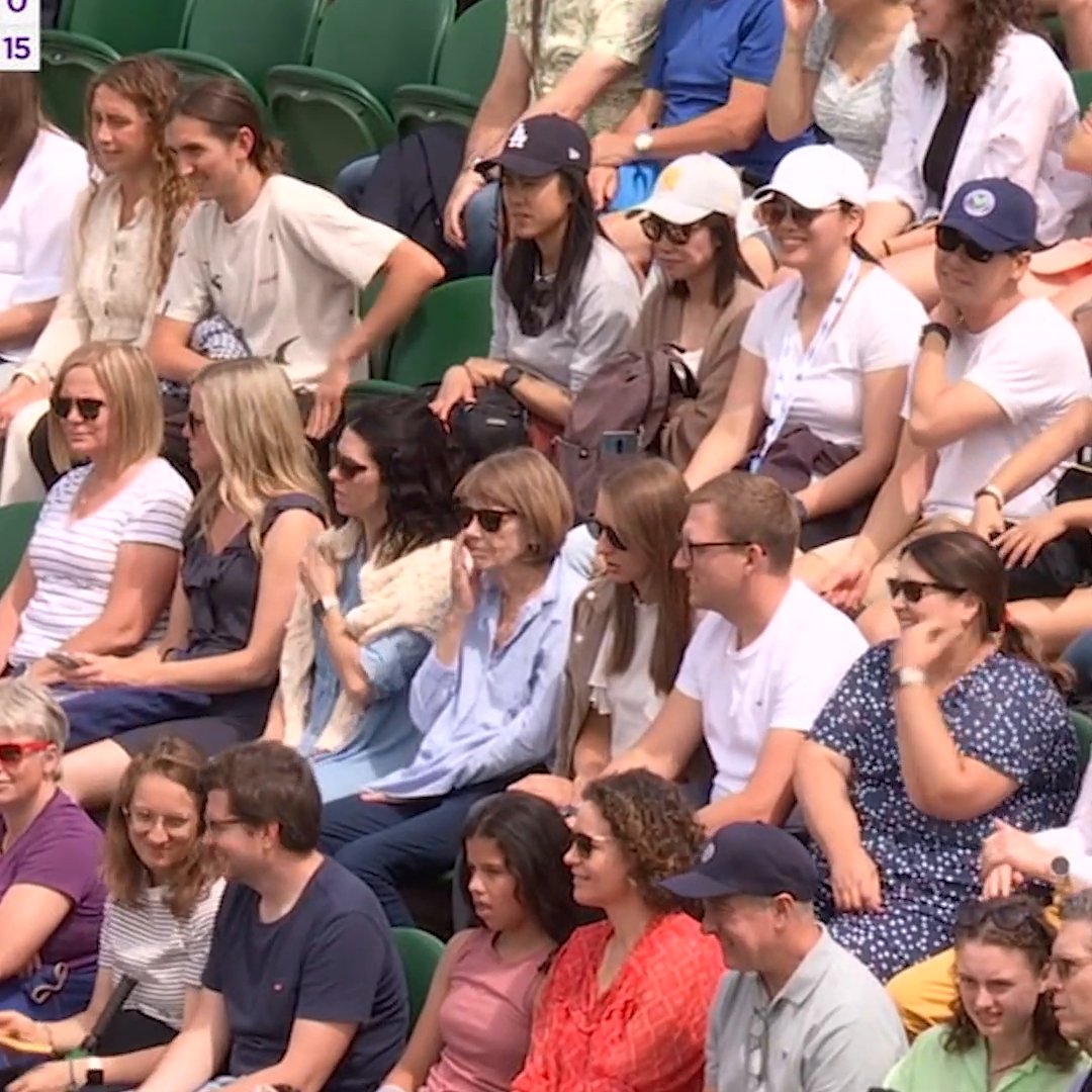 "Ladies and gentlemen ... if you are opening a bottle of champagne, don't do it as the players are about to serve." The umpire wanted to get his warning across 😅 #Wimbledon
