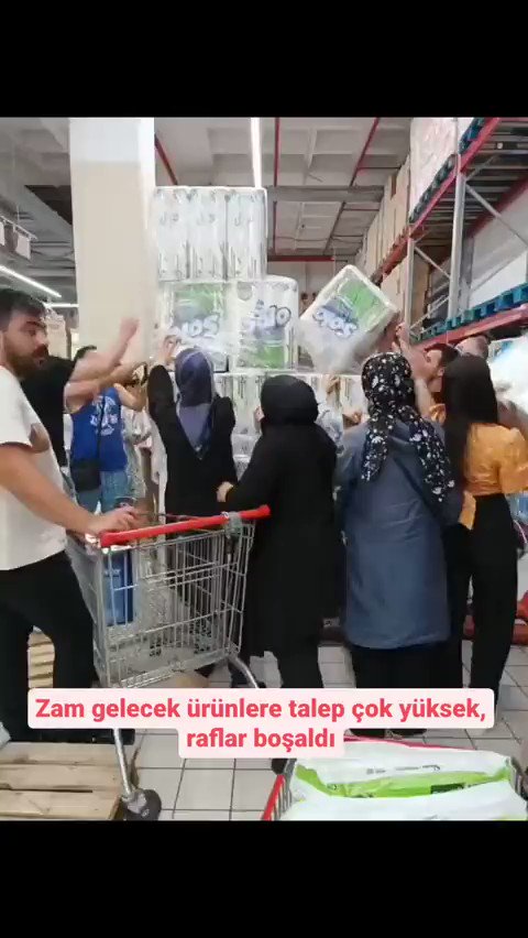 Tuvalet kağıdının KDV'si %10'dan, %20'ye çıkınca, vatandaş KDV yürürlüğe girmeden satın almak için tüm rafları boşalttı! Bu görüntüleri bütün dünya izleyecek! Utanması gereken biz miyiz yoksa bu milleti her şey için kuyruğa dizen bu vicdansız iktidar mı?